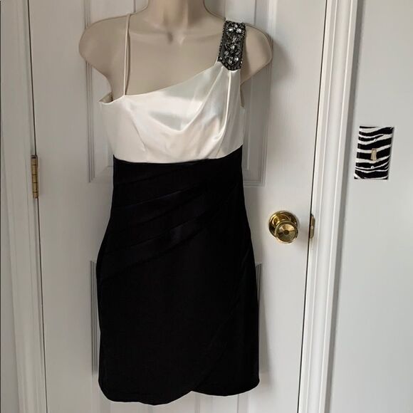 Beautiful satin dress - Picture 1 of 4